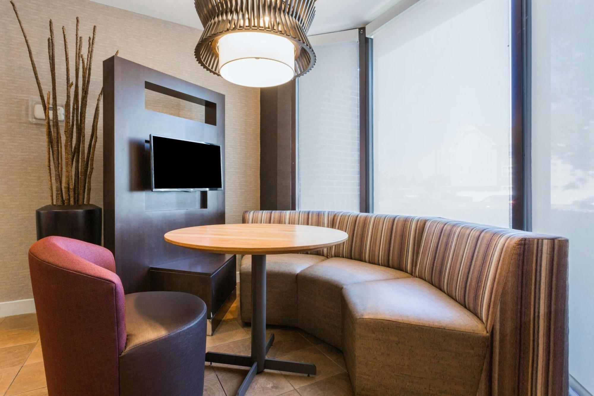 מלון Courtyard By Marriott רוקי מאונט מראה חיצוני תמונה
