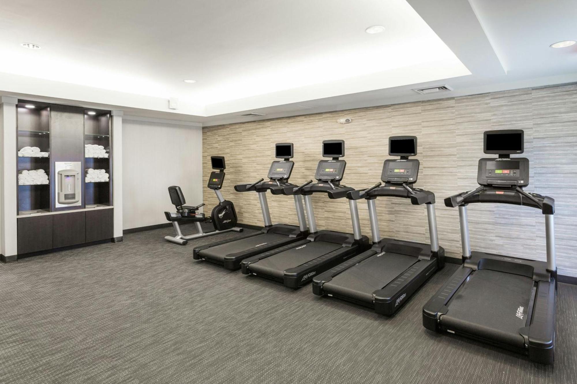 מלון Courtyard By Marriott רוקי מאונט מראה חיצוני תמונה