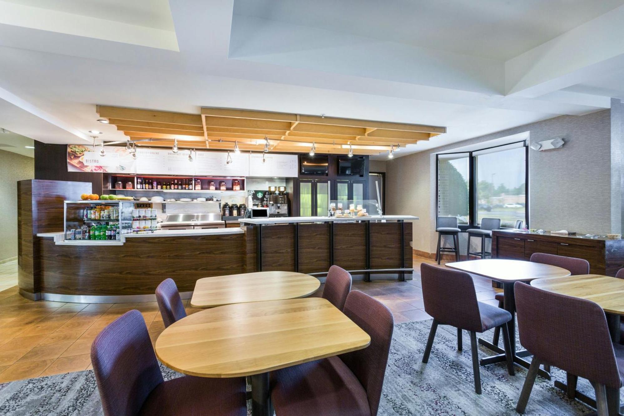 מלון Courtyard By Marriott רוקי מאונט מראה חיצוני תמונה