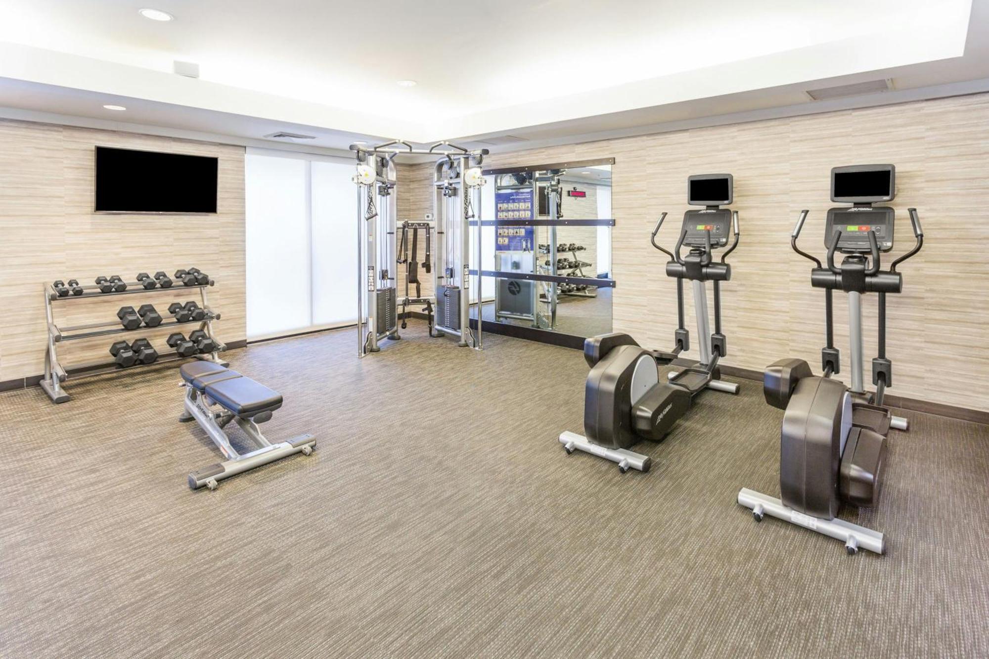 מלון Courtyard By Marriott רוקי מאונט מראה חיצוני תמונה
