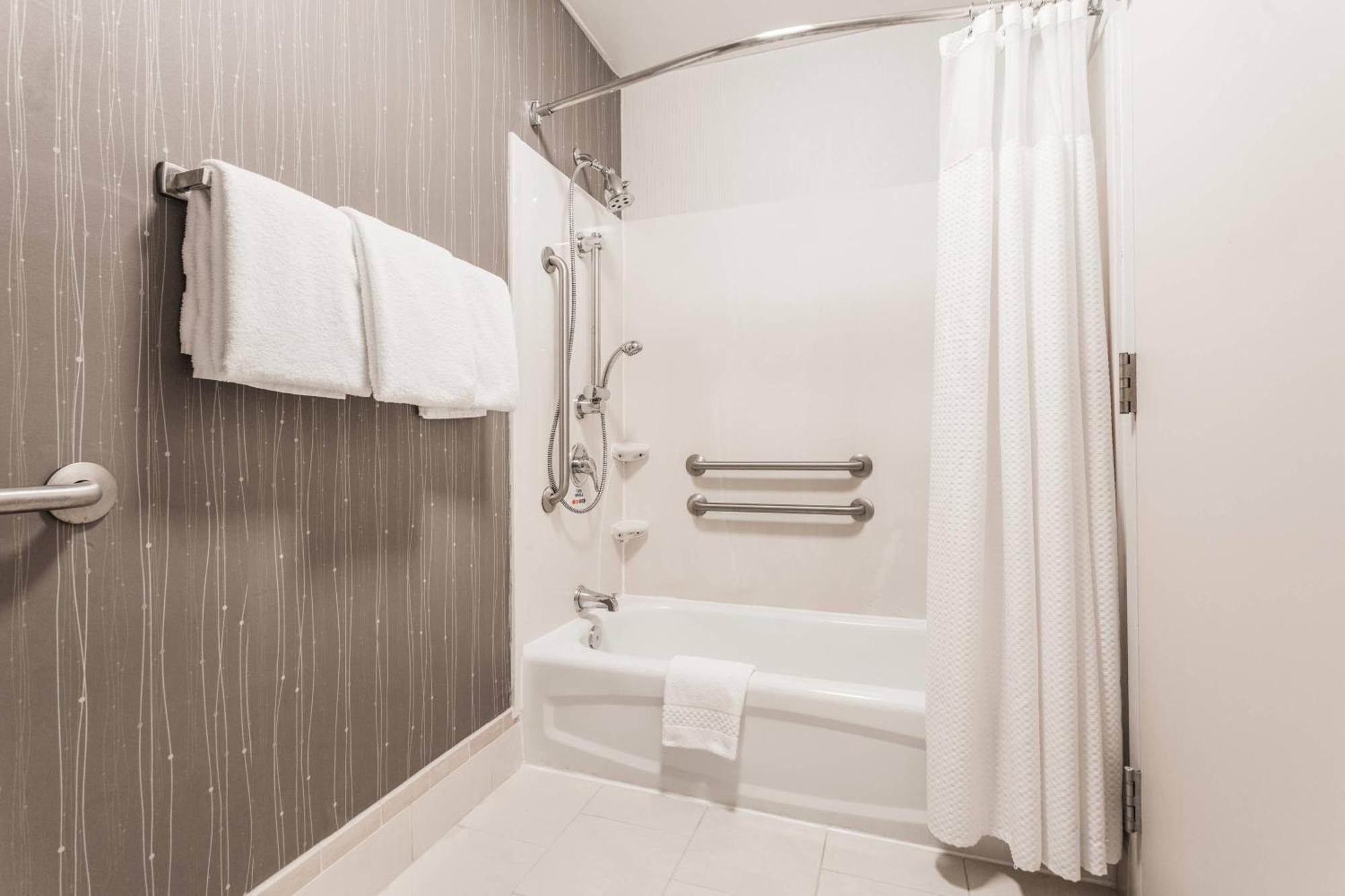 מלון Courtyard By Marriott רוקי מאונט מראה חיצוני תמונה