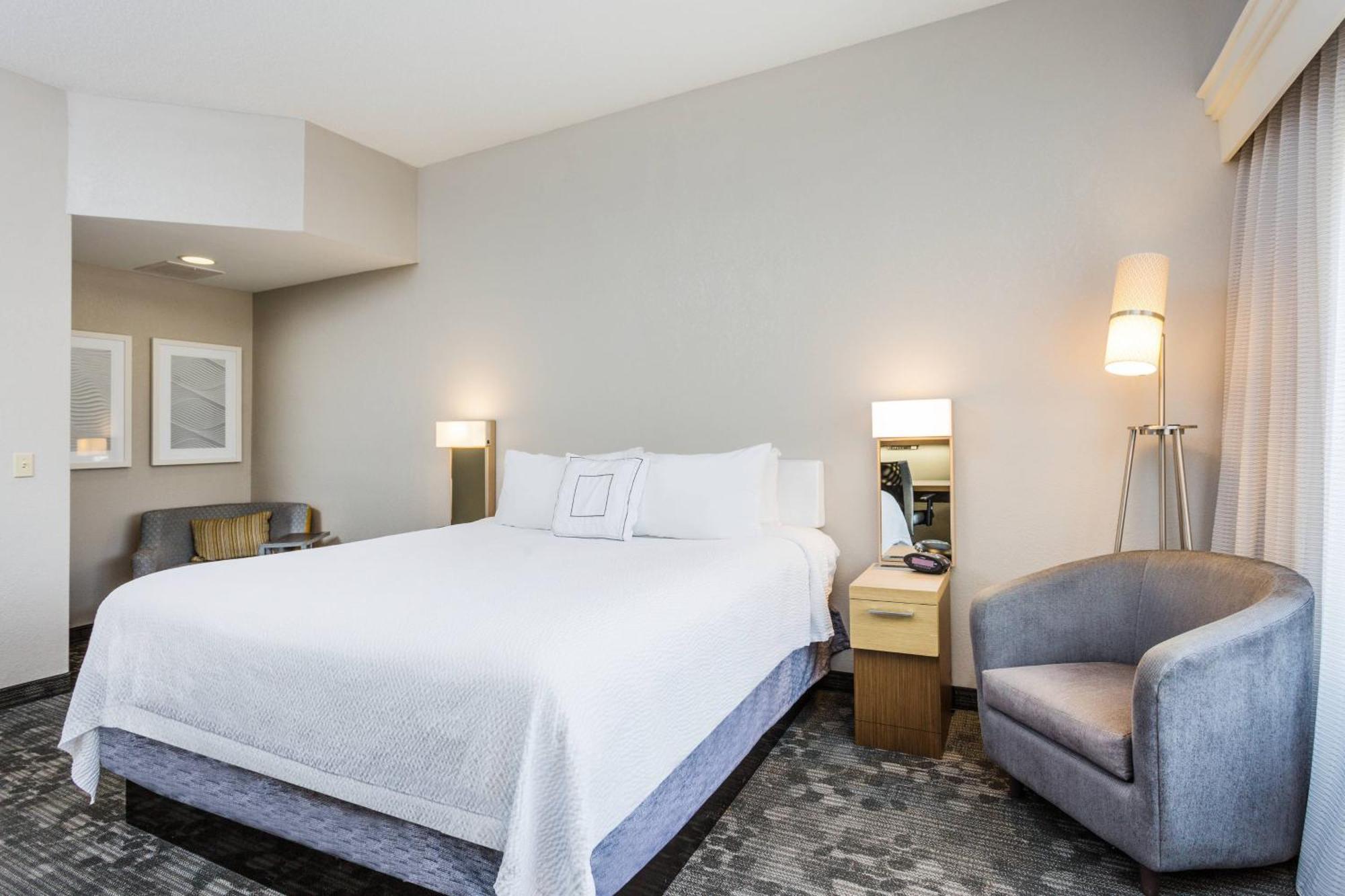 מלון Courtyard By Marriott רוקי מאונט מראה חיצוני תמונה